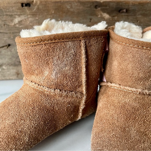 UGG Jesse Bow Crib Shoes•Infant Size 2-3•Ugg Chestnut Suede Lined with Shearling - Picture 11 of 12